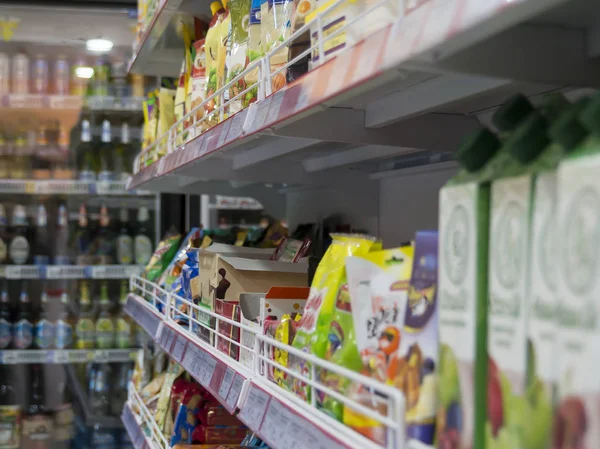 Estantes Con Mercancías Tienda Comestibles — Foto de Stock