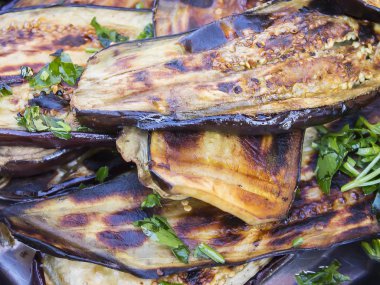 Izgara patlıcan. Büyük parça, güzel kokulu yeşillik ile dekore edilmiş.