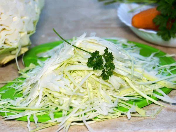 Baş lahana, rendelenmiş lahana, havuç ve maydanoz. Yemek evde salata.