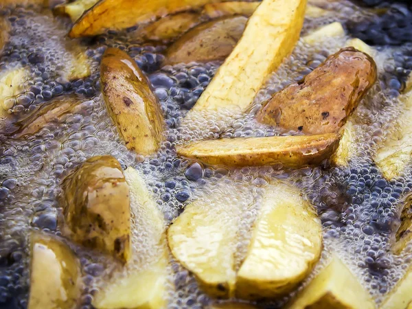 Aardappelen Snijd Grote Stukken Gebakken Kokend Plantaardige Olie — Stockfoto