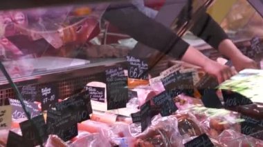 Bir kadın et mağazasında satın alır..