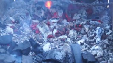 Şiş kebap şenlikli bir meydanda büyük bir ızgarada pişirilir.