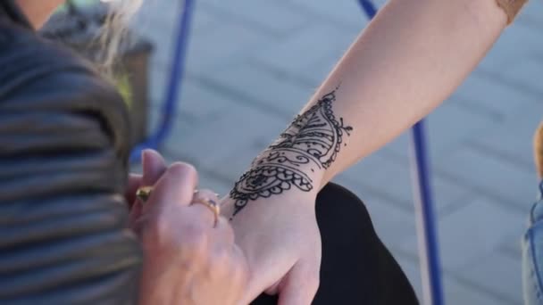 Seorang Wanita Menerapkan Tato Sementara Menggambar Pada Tubuh Dengan Henna — Stok Video
