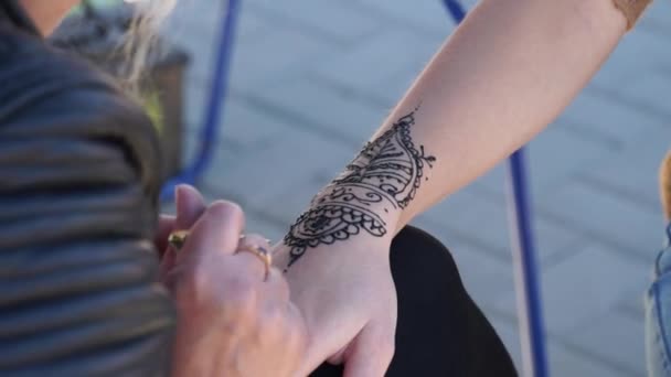 Een Vrouw Geldt Een Tijdelijke Tatoeage Geïnspireerd Het Lichaam Met — Stockvideo