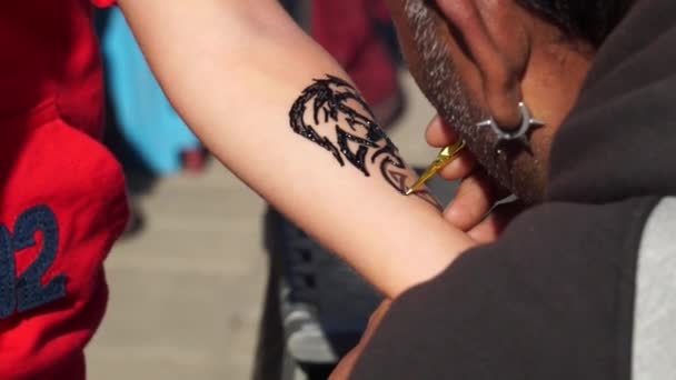 Hombre Pone Tatuaje Temporal Dibuja Cuerpo Con Henna — Vídeos de Stock