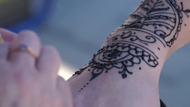 Seorang Wanita Menerapkan Tato Sementara Menggambar Pada Tubuh Dengan Henna — Stok Video