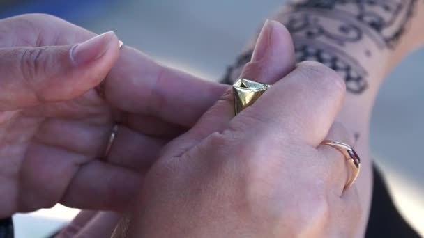 女人涂了一个临时的纹身 用指甲花画在身上 — 图库视频影像