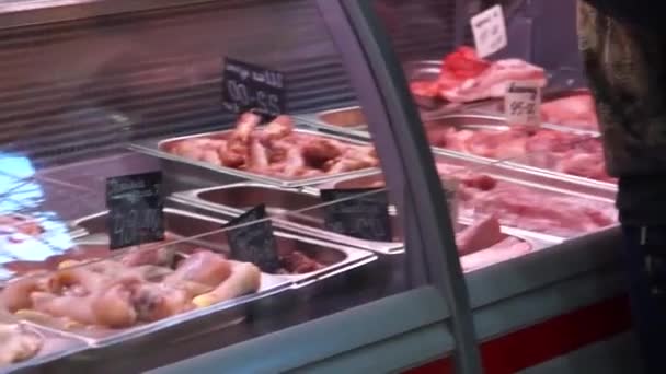 Μια Γυναίκα Αγοράζει Κρέας Στο Κατάστημα — Αρχείο Βίντεο