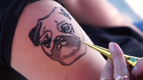 Una Mujer Aplica Tatuaje Temporal Dibuja Cuerpo Con Henna — Vídeos de Stock