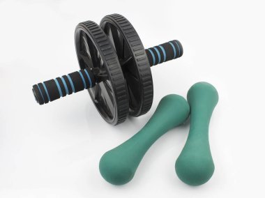 Spor donatımı. Dambıl ve basın kasları eğitim için bir eğitmen. Beyaz bir arka plan üzerinde.
