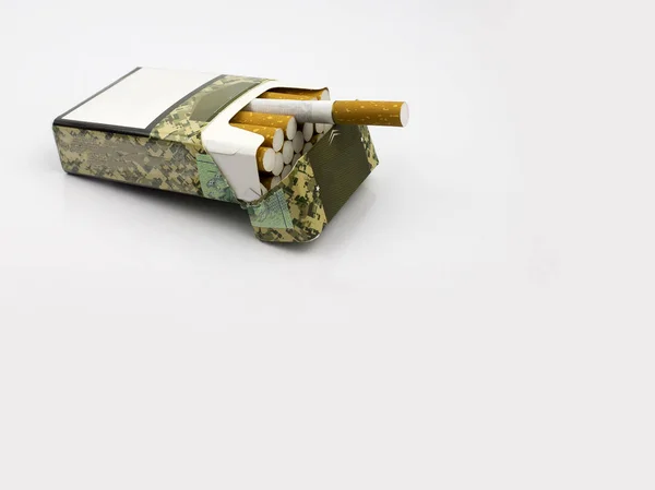 Bir paket sigara beyaz zemin üzerinde. Sigara ve sağlıklı bir yaşam tarzı kavramı.