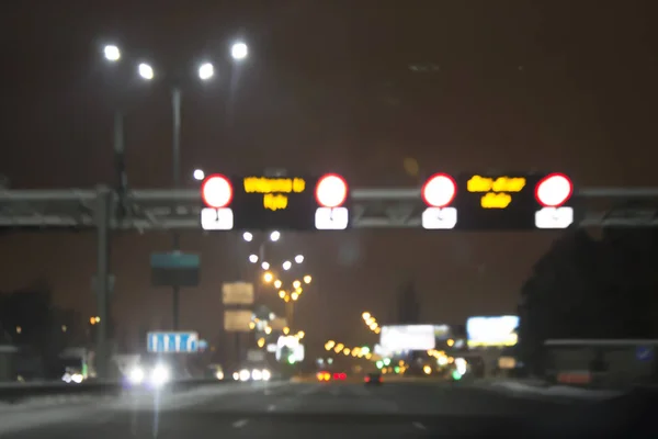 Vista Janela Carro Durante Condução Luzes Desfocadas Cidade Noturna Avenida — Fotografia de Stock