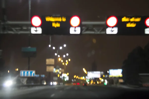 Vista Janela Carro Durante Condução Luzes Desfocadas Cidade Noturna Avenida — Fotografia de Stock