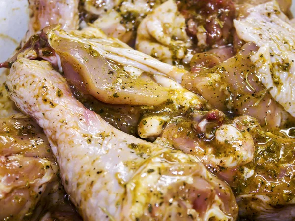 鸡肉腌制香料 放在烤盘上 准备烤 — 图库照片