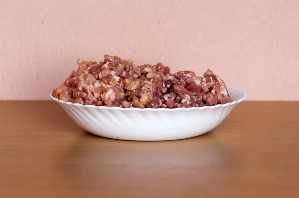 Gehakt Varkensvlees Een Wit Bord Gelegen Keukentafel — Stockfoto