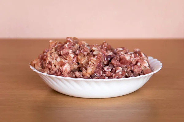 Gehakt Varkensvlees Een Wit Bord Gelegen Keukentafel — Stockfoto