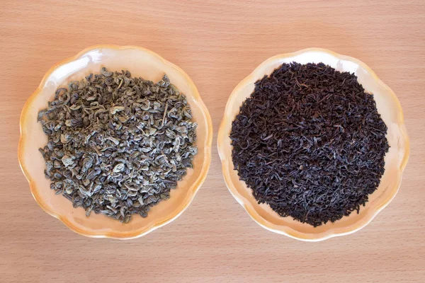 Yeşil ve siyah çay - iki daire içinde. Çay yaprakları ezilmiş, işlenmiş ve bira için hazır.
