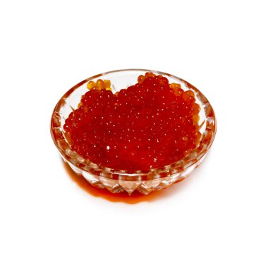 Somon kırmızı havyar bir cam tabak içinde yerleştirilir. Beyaz arka plan üzerinde izole.