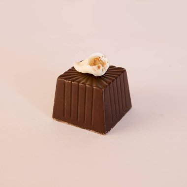 Dişleri büyük kusurları ile çikolata üzerinde yalan. Diş hastalıkların önlenmesi kavramını.