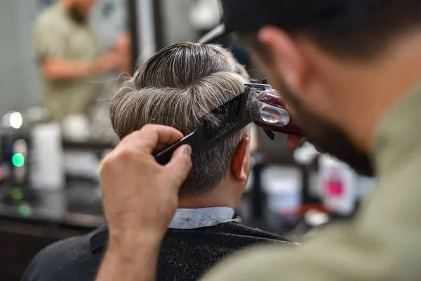 Corte de cabelo dos homens na barbearia. Cuidado com o cabelo. Barbeiro corta o cliente . — Fotografia de Stock