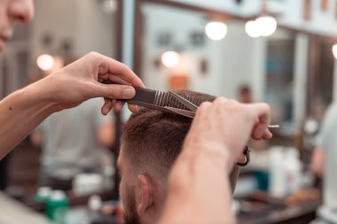 Berber makas saç elektrikli otomobil için genç adam için moda saç modeli hipper berber.