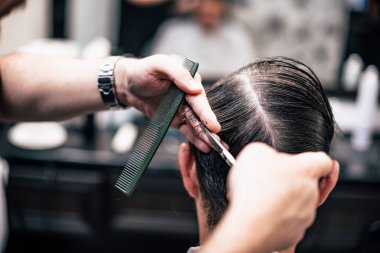 Genç Kuaför berber dükkanı çekici erkek saç kesimi yapmasını eller