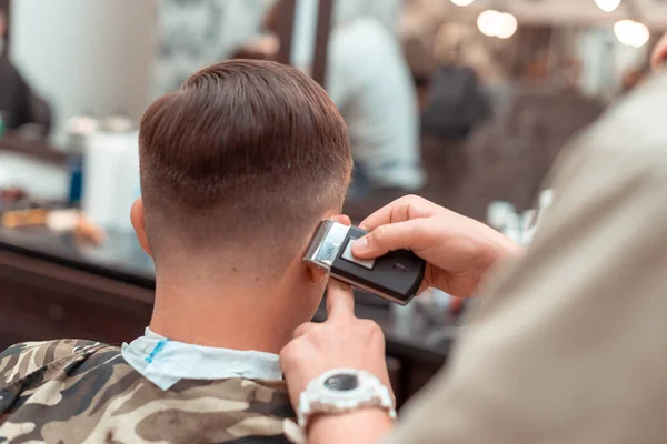 Barbier Dans Barbershop Cisaillement Cheveux Voiture Électrique Pour Jeune Gars — Photo