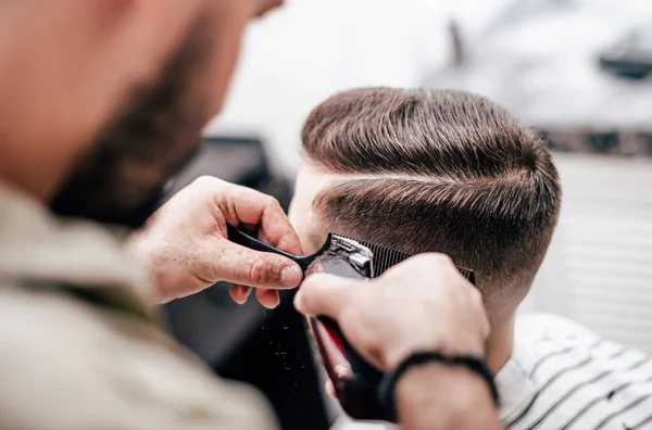 Uomo Gironzola Salone Bellezza Taglio Styling Barbiere Cura Degli Uomini — Foto Stock