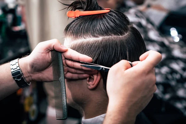 Homem Está Num Salão Beleza Corte Cabelo Styling Barbearia Cuidados — Fotografia de Stock