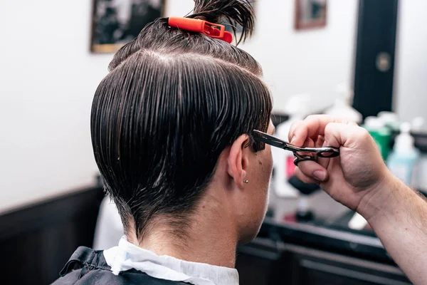 Mãos Barbeiro Jovem Fazendo Corte Cabelo Para Homem Atraente Barbearia — Fotografia de Stock