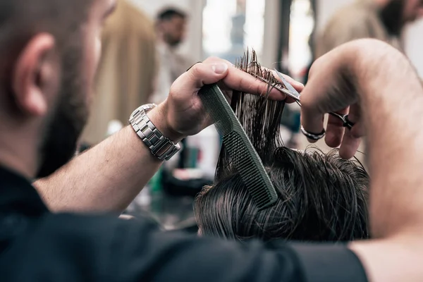 Ein Mann Hängt Einem Schönheitssalon Herum Haarschnitt Und Styling Friseursalon — Stockfoto