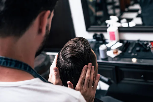 Peluquero en barbería cizalla pelo coche eléctrico a chico joven hipper para el peinado de moda . — Foto de Stock