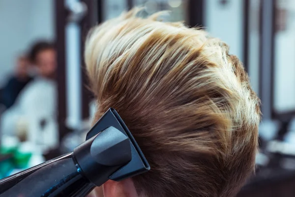 Mens kapsel en styling in de kapsalon. Stijlvol kapsel kapsel. — Stockfoto