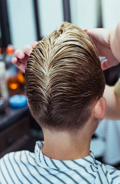 Herrenfrisur und Styling im Friseursalon. stylischer Haarschnitt. — Stockfoto