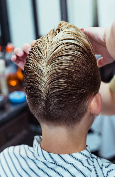 Corte de cabelo dos homens e styling na barbearia. Corte de cabelo elegante . — Fotografia de Stock