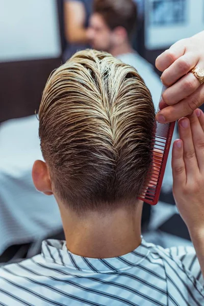 Corte de cabelo dos homens e styling na barbearia. Corte de cabelo elegante . — Fotografia de Stock