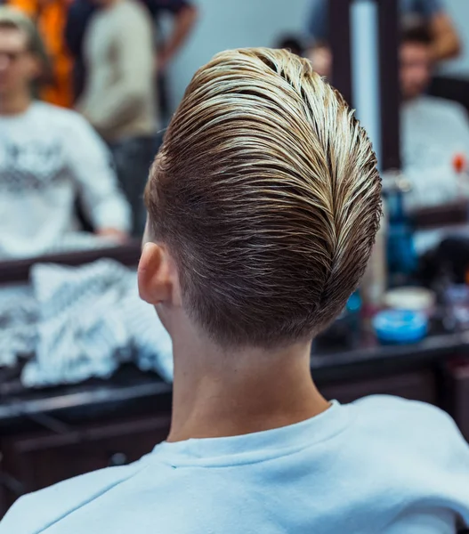 Corte de pelo y peinado para hombre en la peluquería. Corte de pelo elegante Corte de pelo . — Foto de Stock
