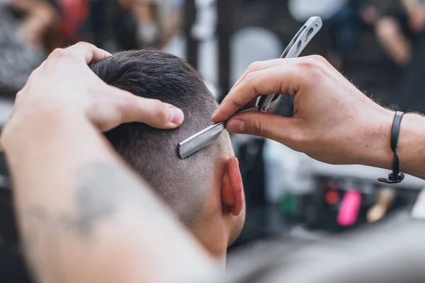 Barbiere Rende Acconciatura Ideale Taglio Capelli Sfumato Parrucchiere Esegue Rasoio — Foto Stock