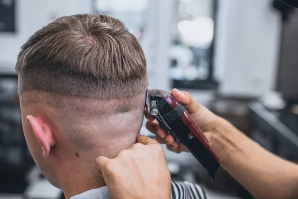 Hajvágás Férfi Fodrászatban Férfi Fodrász Borbélyok Fodrász Csökkenti Ügyfélgépnek Haircut — Stock Fotó