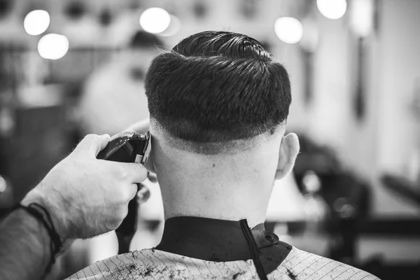 Hombre Peluquero Haciendo Peinado Con Secador Pelo Peinar Hombre Con — Foto de Stock