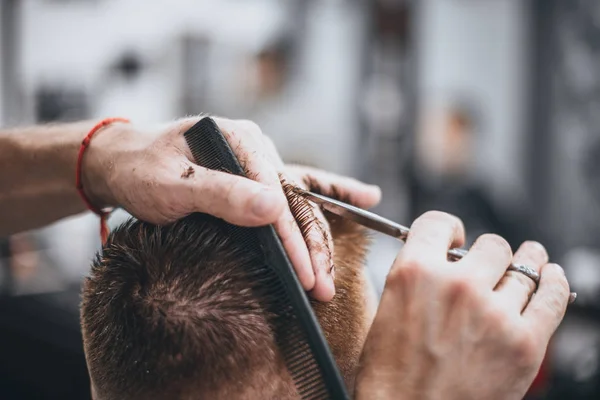 Cuidado Com Cabelo Barbeiro Faz Corte Cabelo Com Tesoura Foco — Fotografia de Stock