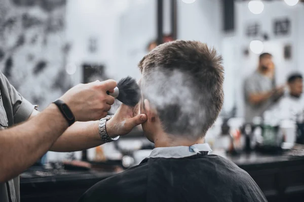 Corte Cabelo Masculino Salão Beleza Barbeiro Corta Cabelo Cliente Preparação — Fotografia de Stock