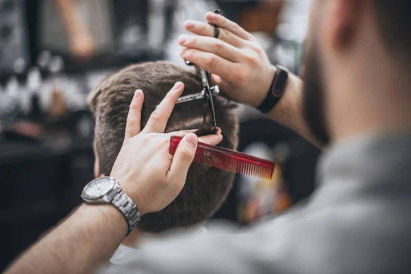 Haarpflege Friseur Macht Haarschnitt Mit Der Schere Weicher Fokus — Stockfoto