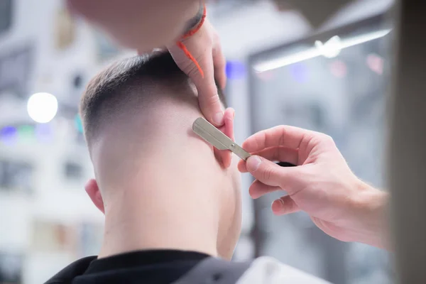 Processo Taglio Capelli Maschile Barbiere Circuito Guida Barba Acconciatura — Foto Stock