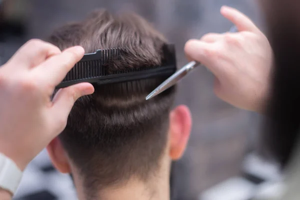 Peluquero Está Haciendo Trabajo Corte Tijera —  Fotos de Stock