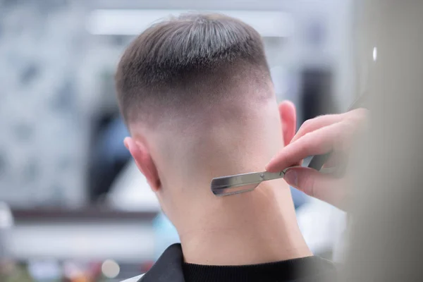 Profesyonel saç berber dükkanı olarak. Erkek Saç Bakımı.