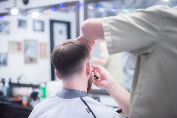 ひげを切断のプロセス 理髪店で危険なかみそりを剃る — ストック写真