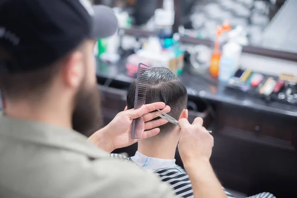 Der Friseur Erledigt Seinen Job Scherenschnitt — Stockfoto