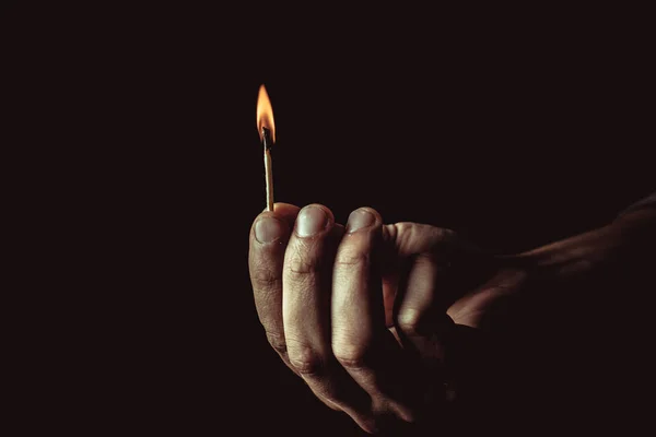 男の手の中で燃えるマッチ。火と危険なゲーム. — ストック写真