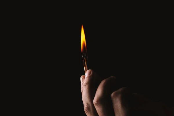Um fósforo em chamas na mão do homem. Jogo perigoso com fogo . — Fotografia de Stock